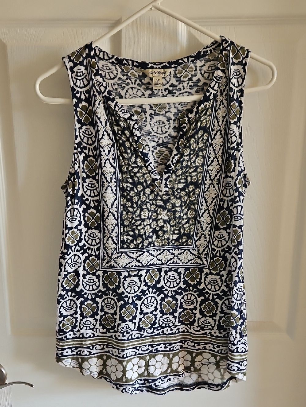 Lucky Brand Navy & White Printed V-Neck Sleeveless Top